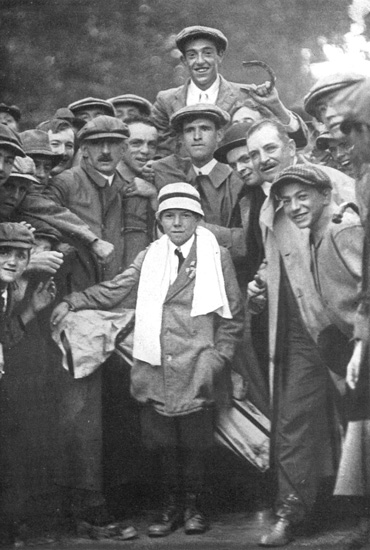 Ouimet is carried by the Brookline galleries following his win in 1913