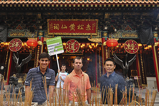 Matteo Manassero (L), joins Paul Casey and Wilson Choy (R), on a trip to Wong Tai Sin temple