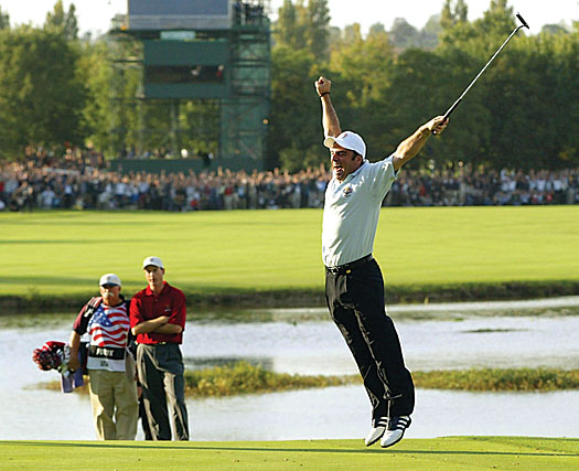McGinley holes the winning putt at the 2002 Ryder Cup