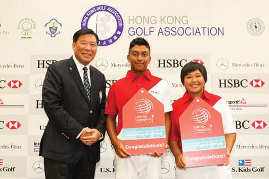 HKGA's Ning Li presents Leon D'Souza and Vivian Lee with their special invitations from HSBC