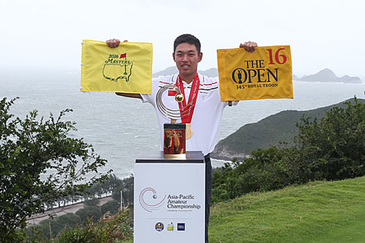 Jin Cheng with the rewards that go to the champion
