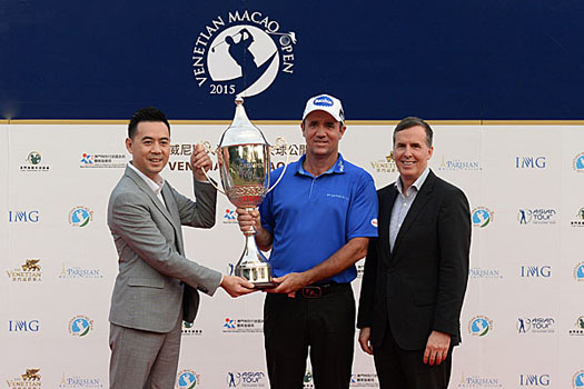 Lau Cho-Un, Vice President of Macao Sport Development Board and Dave Horton, Global Chief Marketing Officer, Las Vegas Sands Corp and Sands China Ltd, present Hend with the silverware following the Australian's record-setting tournament performance