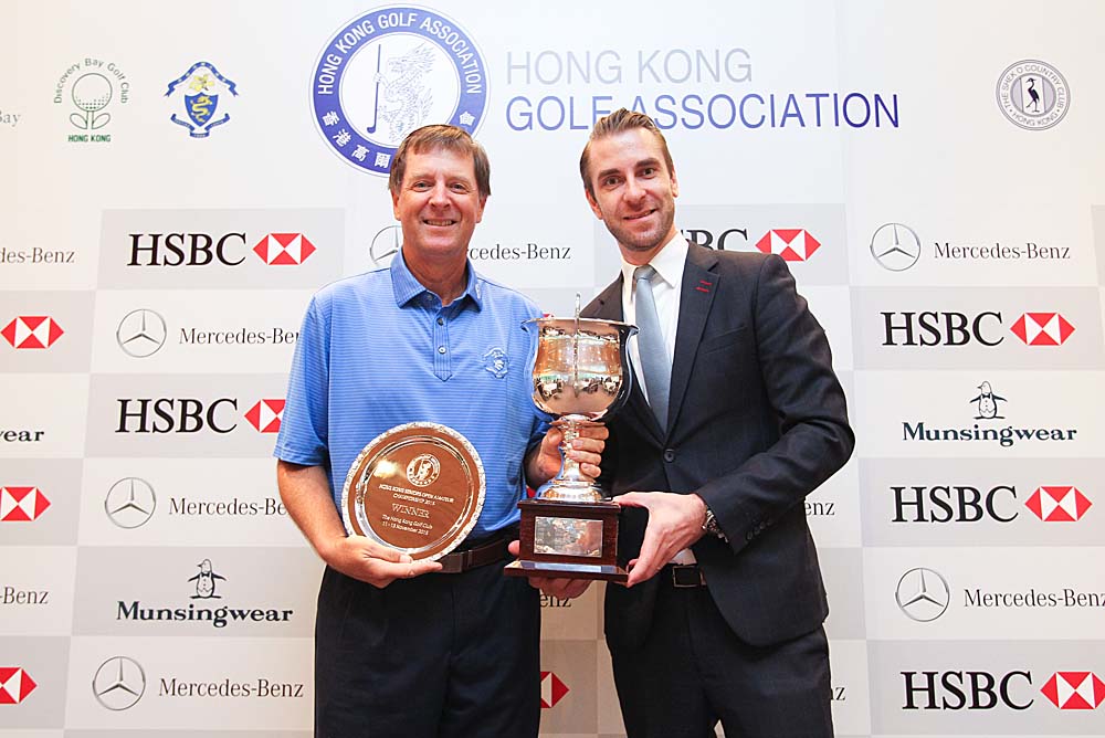 Doug Williams receives the championship trophy from Peter Larko, Head of Marketing and Communications and PR for Mercedes-Benz Hong Kong