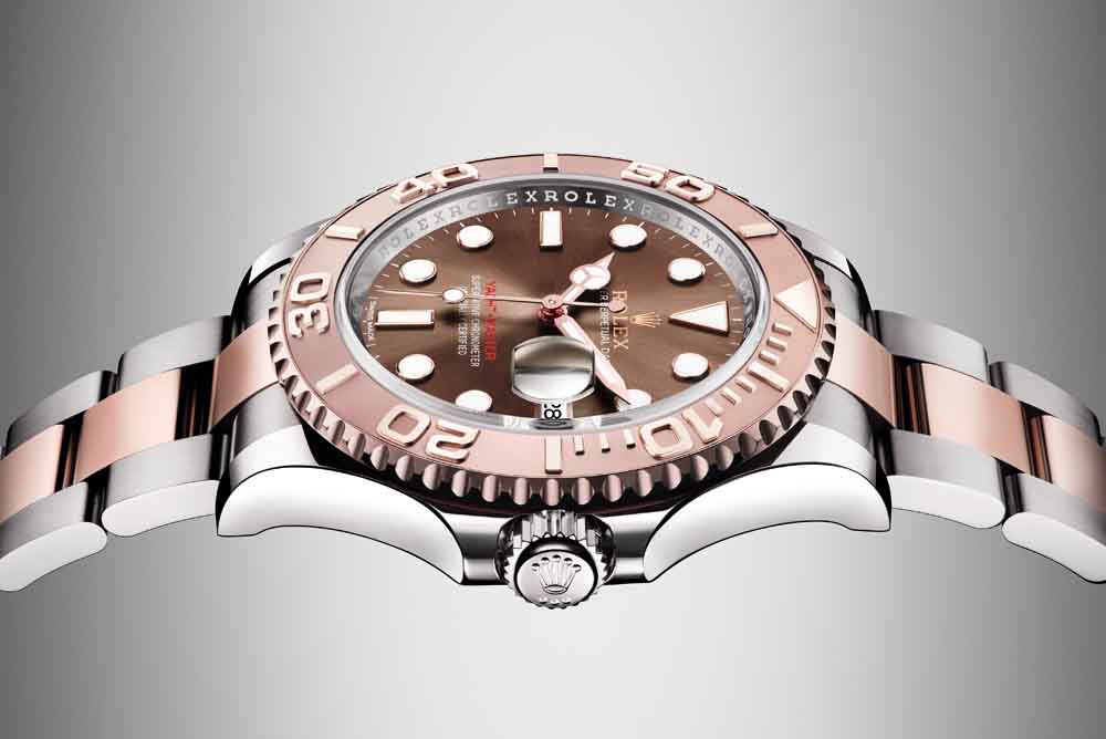 The bezel as well as the centre bracelet links are made of 18 ct Everose gold