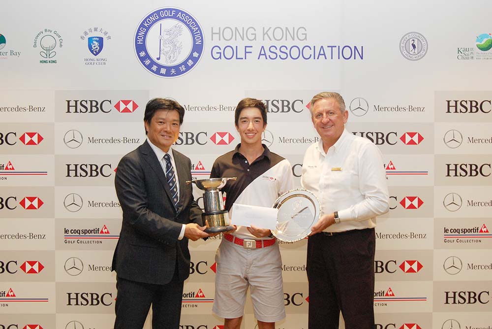 Yannick Artigolle receives the prize from Nishi Yoshihiro and Peter Downie