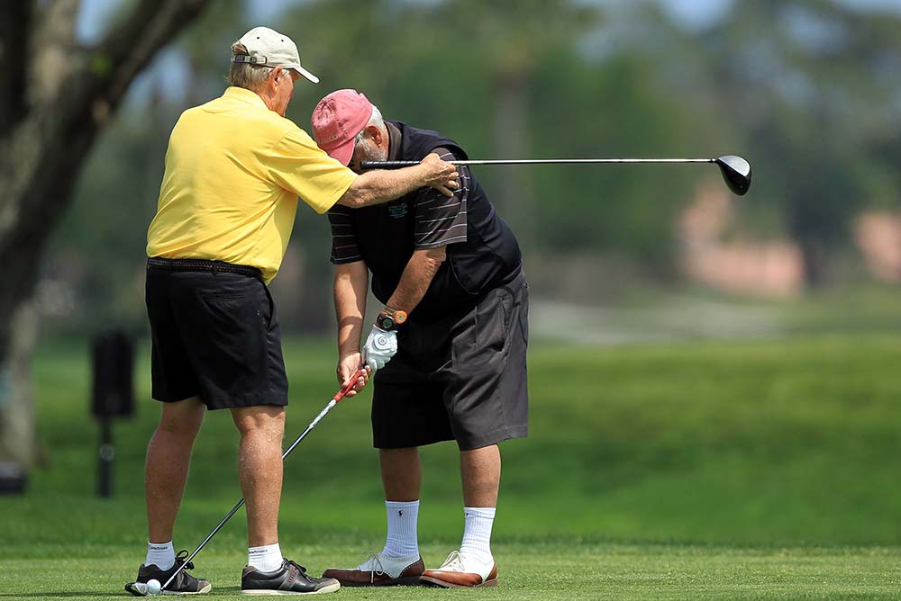 Jack Nicklaus (left) gives American publisher Marvin Shanken a lesson 