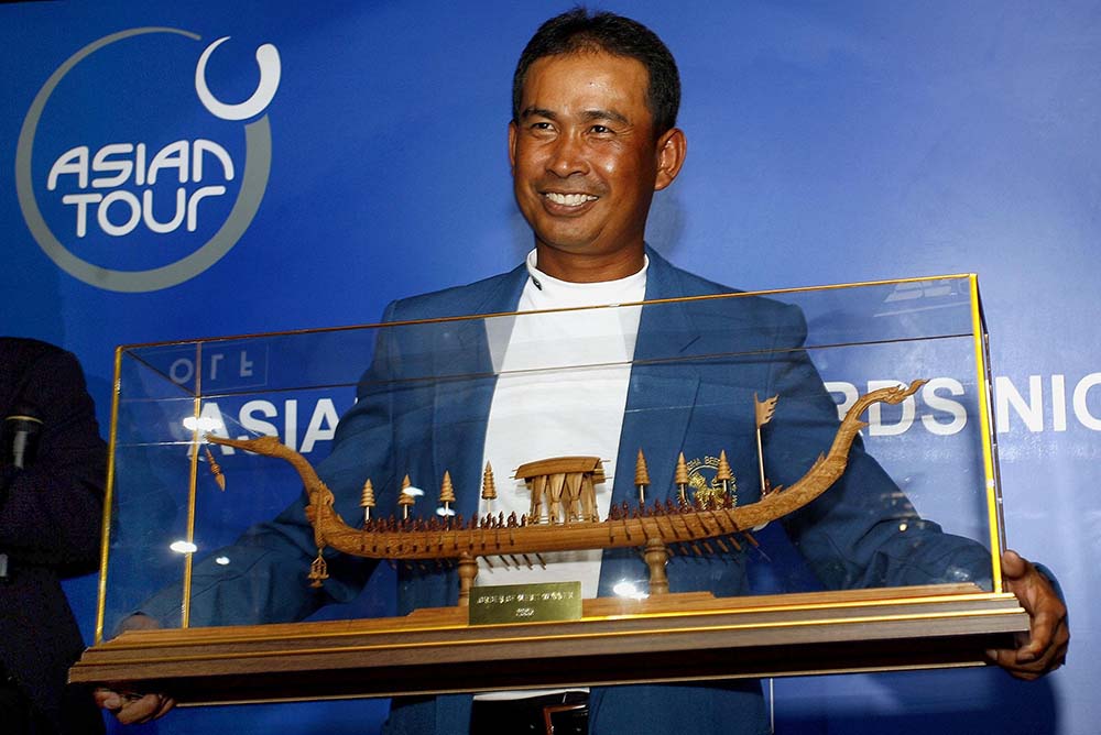 Thaworn Wiratchant holds up the Asia Tour Order of Merit 2005 award