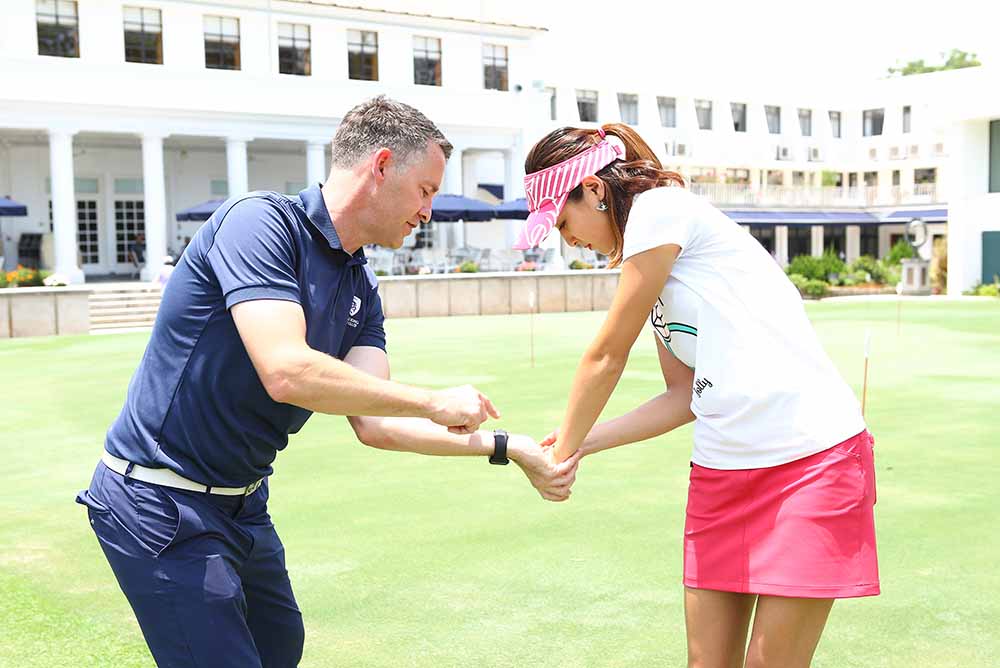 Hong Kong Golf Club’s Director of Golf Dean Nelson works with Cindy on her grip