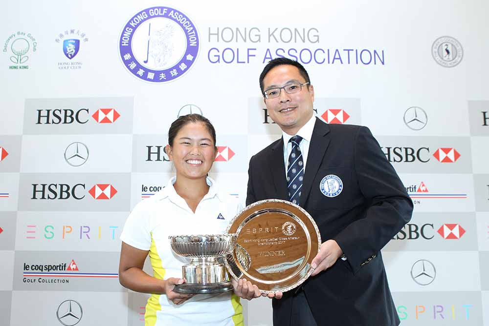 Kenneth Lam, Vice President of the HKGA, presents the Hong Kong Ladies Close Amateur Championship trophy to Isabella Leung