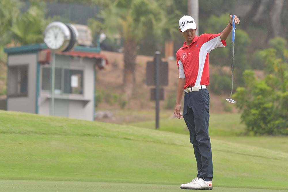 Taichi lines up for his putt