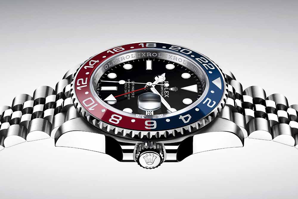 The famous red-and-blue rotating GMT bezel