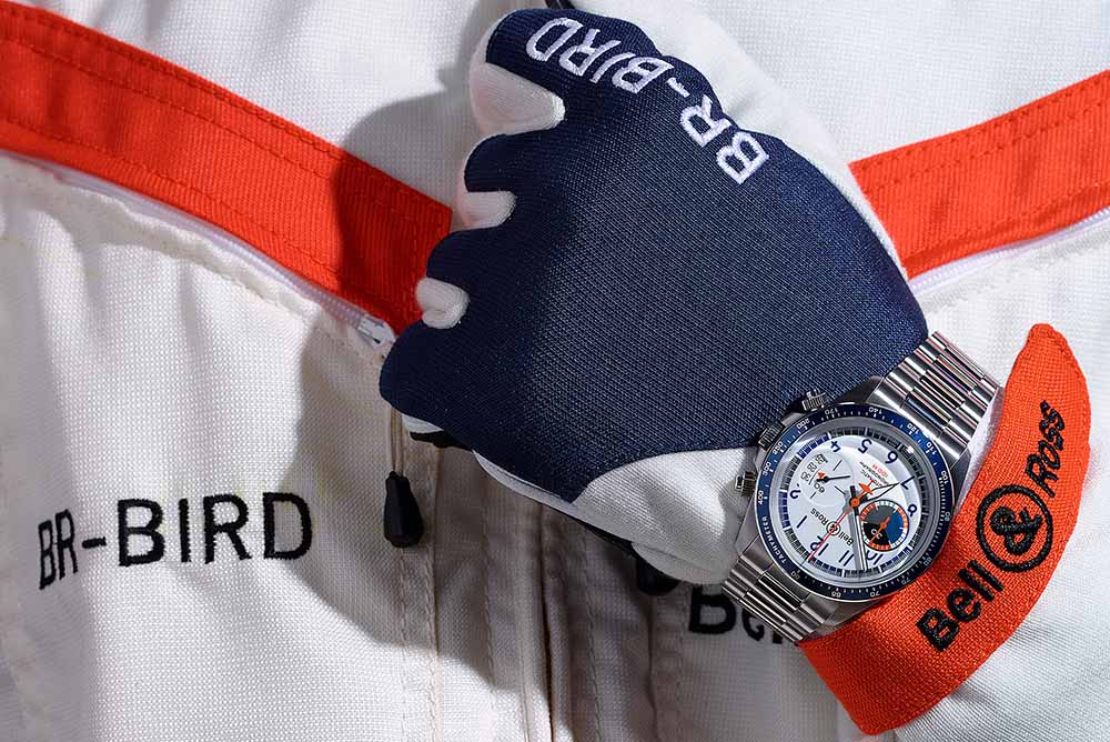 The white dial of the Racing Bird V2-94 is as if the body of the racing plane