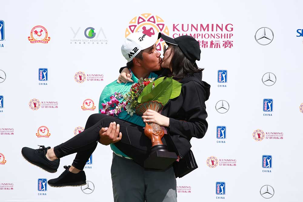 Motin Yeung kisses his girlfriend during the prize presentation ceremony at the Kunming Championship