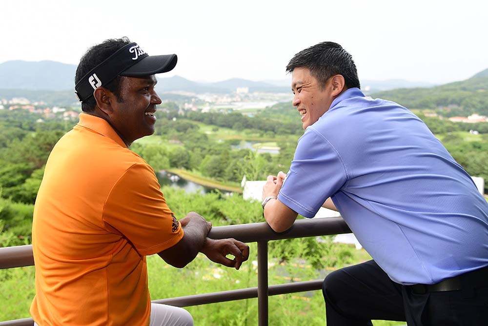 Calvin Koh (right) is in conversation with Siddikur Rahman on the Asian Tour event in South Korea