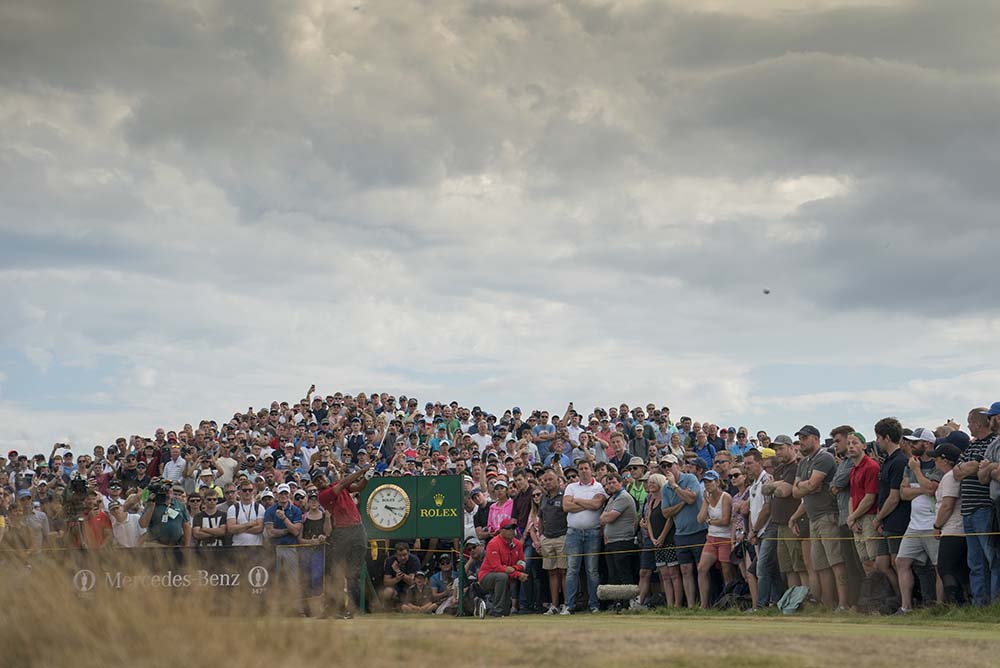 Tiger Wood tees off in the final round