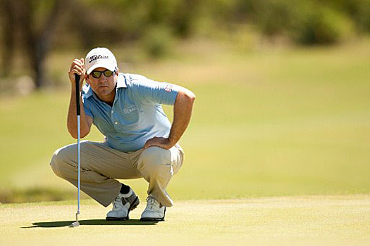 Ben Curtis lines up a putt at the Texas Open 