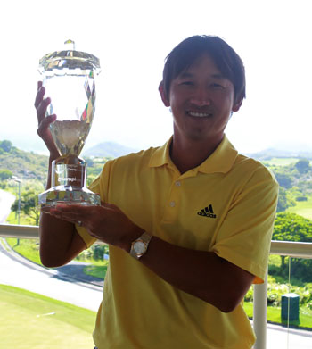 Unho Park with the trophy