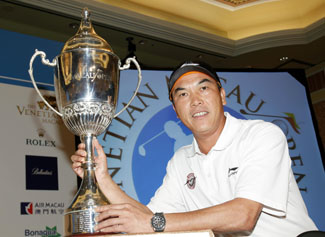 Zhang Lian-wei with the trophy