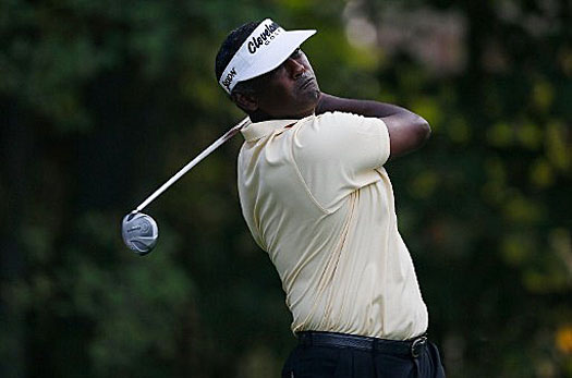 Vijay Singh rolls in four-straight birdies en route to a six-under 66 