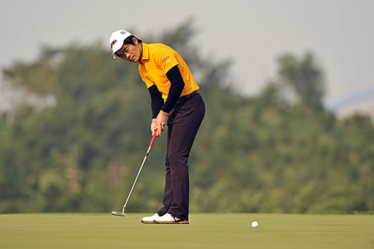 Liang Wenchong cards a four-under-par 67