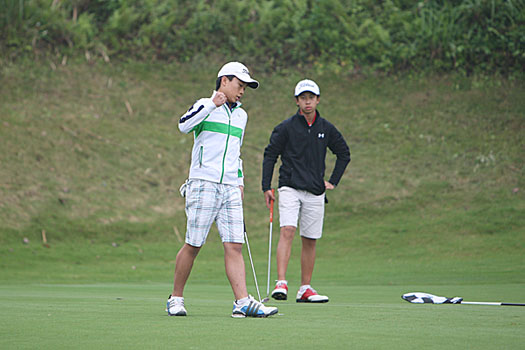 Justin Lok (left) defeats Michael Regan Wong in the play-off