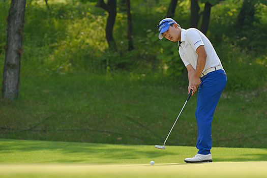 16-year-old high-school amateur Kim Young-Woong