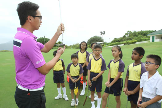 Students get hands-on experience with real golf clubs