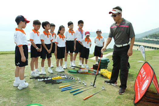 Students get first-hand experience on U.S. Kids Golf equipment