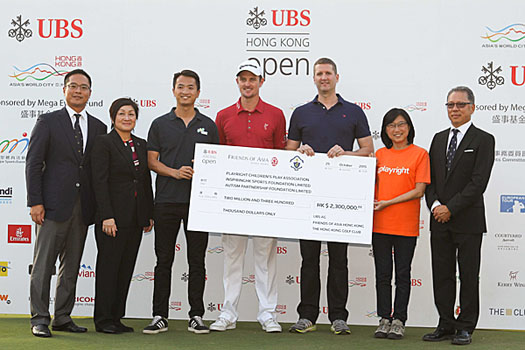 2015 UBS Hong Kong Open winner Justin Rose with representatives from local charities