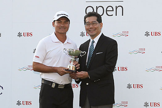 Tim Tang receives the trophy from Gregory So