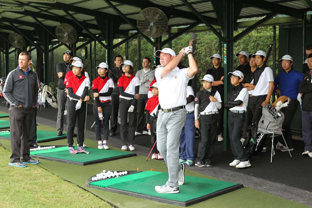 Rich Beem and the HKGA Junior Squad at the driving range