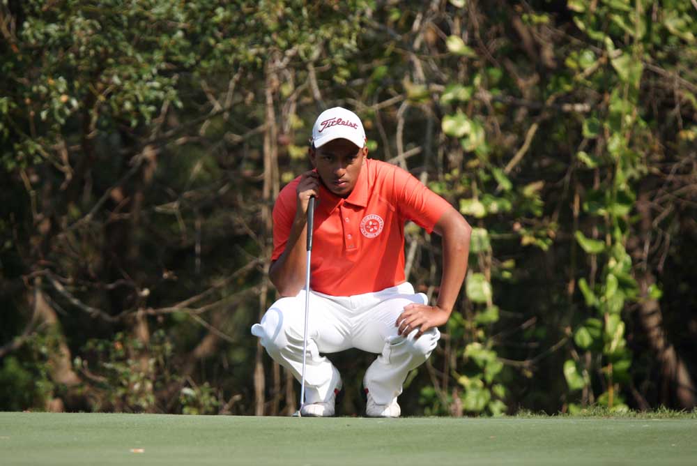 Leon D’Souza measures a putt during the final round