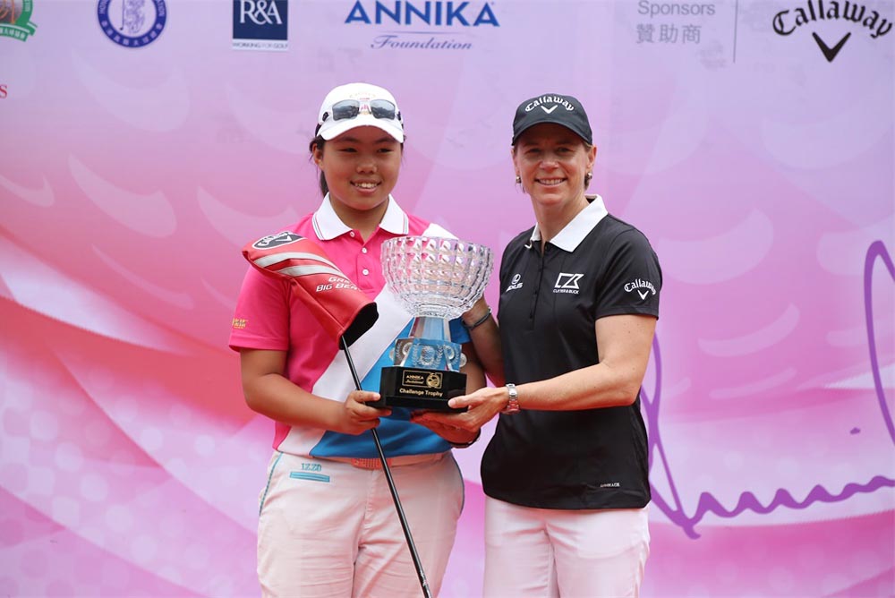 Overall champion An Ho-yu receives trophy from Annika Sorenstam