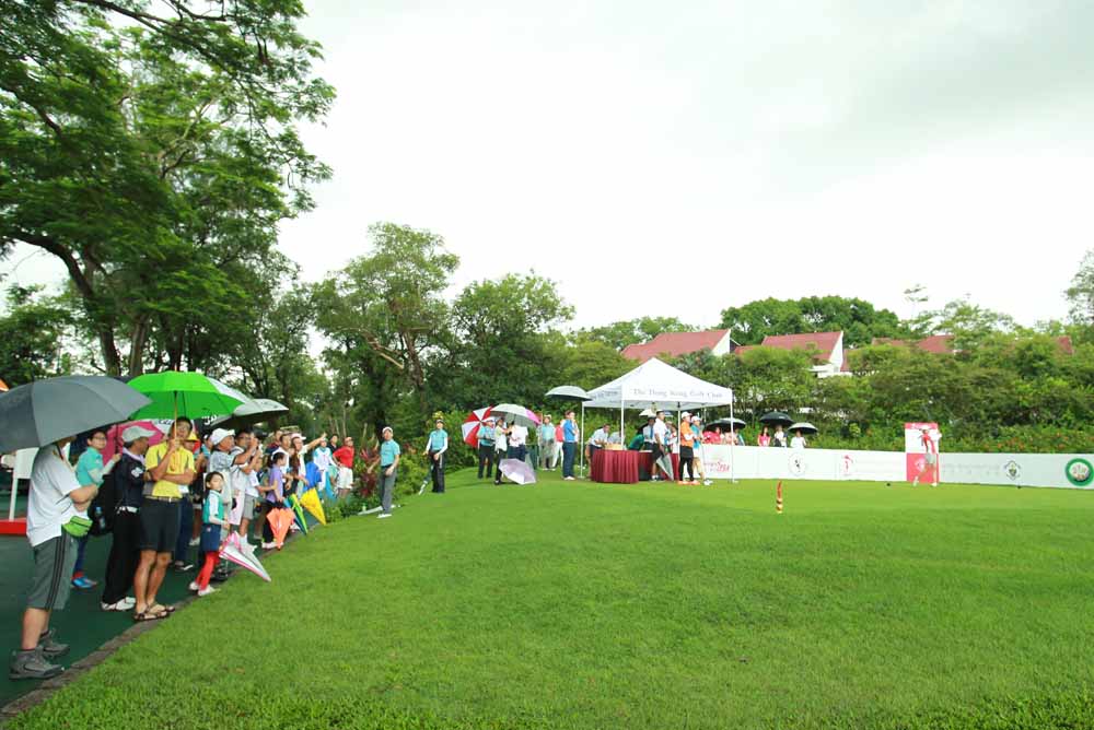 The gallery watches as Tiffany Chan tees off