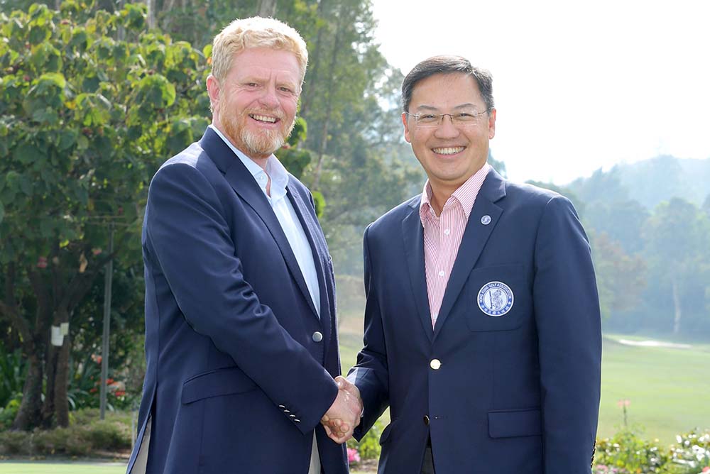 Mr Danny Lai, Chief Executive Officer of the Hong Kong Golf Association (right), and Mr Ian Gardner, General Manager of the Hong Kong Golf Club (left), announce the hosting of the First Inter-Secondary Schools Golf Tournament